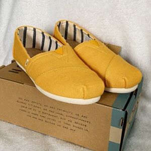 TOMS. venice collection WOMEN. SIZE 6. Gold Fusion Heritage Canvas. NEW w/ TAG